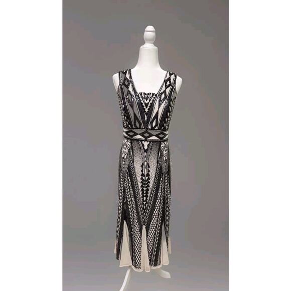 R & M RichardsWomen's Sequin Embellished Sleeveless GownSize 14 Black Beige - Picture 3 of 15